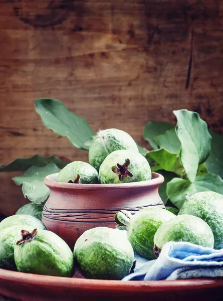 Frutos de feijoa verdes frescos em tigela de barro com guardanapo azul — Fotografia de Stock