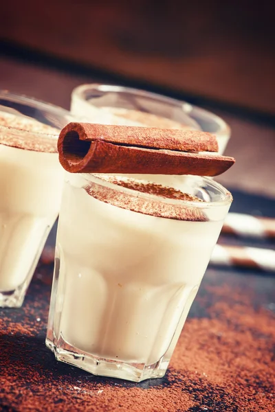 Ognog de inverno tradicional com leite, rum e canela — Fotografia de Stock