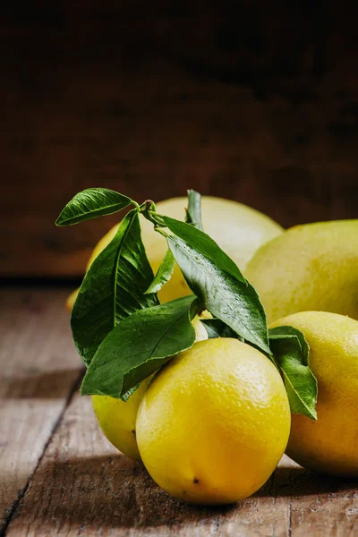 Limões frescos com folhas — Fotografia de Stock