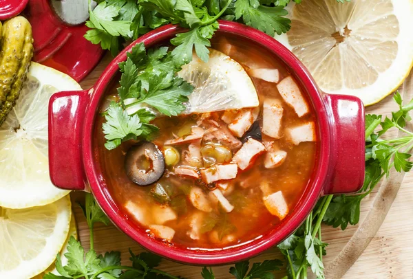 Русский мясной суп в керамической порции красного горшка — стоковое фото