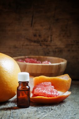 Greyfurt esans bir küçük şişe ve taze greyfurt