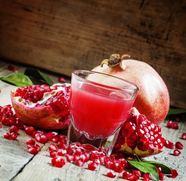 Taze sıkılmış nar suyu