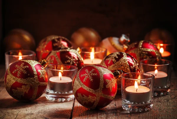 Navidad o Año Nuevo bolas rojas y doradas — Foto de Stock