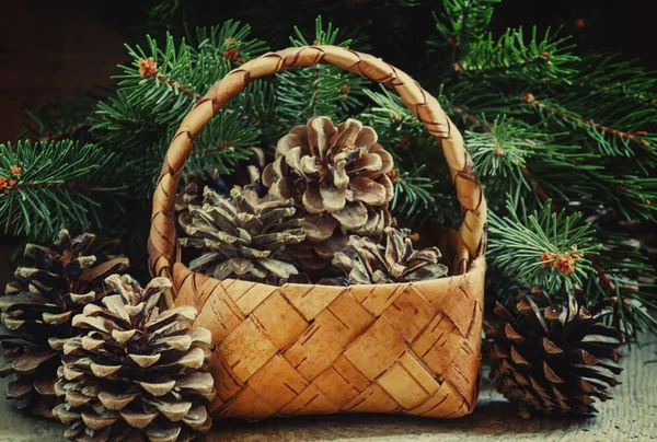 Рождественская или новогодняя композиция с плетеной корзиной — стоковое фото