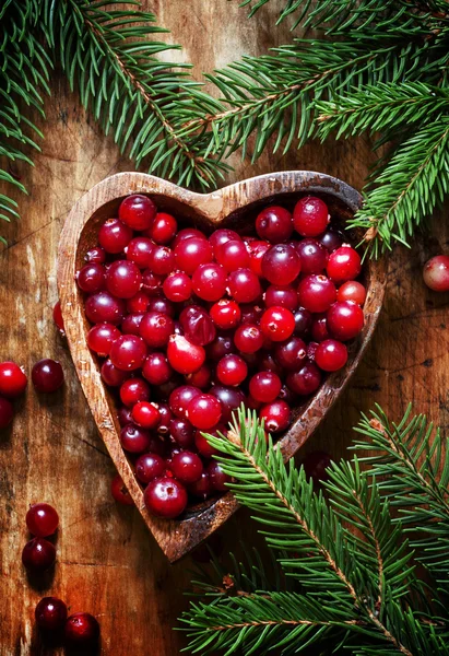 Cranberries frescos em forma de coração tigela — Fotografia de Stock