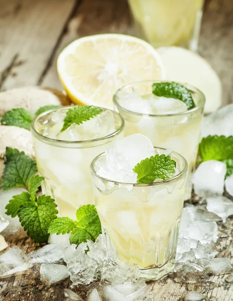 Освежающий холодный напиток с имбирем, лимоном, льдом и мятой — стоковое фото