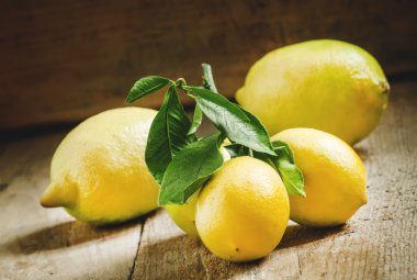 taze limon yaprakları ile 