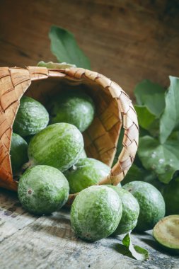 Feijoa meyve bir hasır sepet dışarı dökülür 