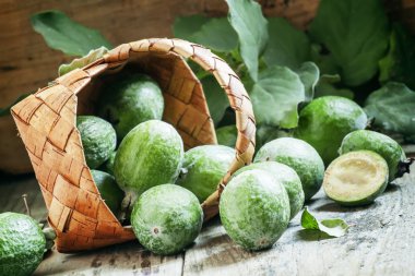 Feijoa meyve bir hasır sepet dışarı dökülür 