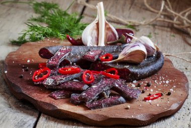 Sarımsak ve biber ile tütsülenmiş sosis dilimli