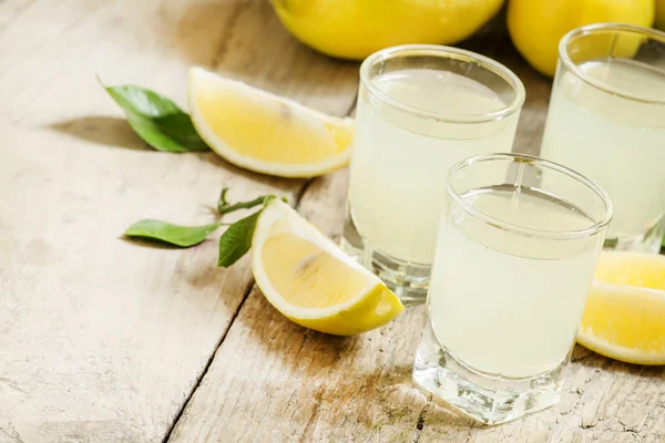 Liquore tradizionale al limone fatto in casa limoncello — Foto Stock