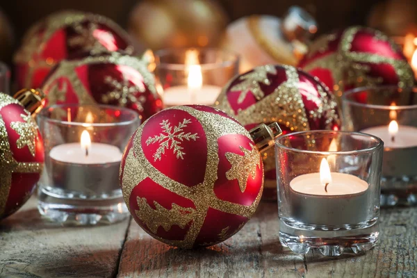 Navidad o Año Nuevo bolas rojas y doradas — Foto de Stock