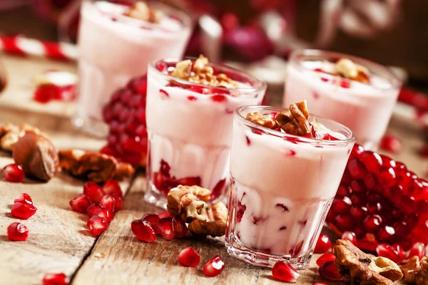 Homemade yogurt with walnuts and pomegranate seeds — Stockfoto