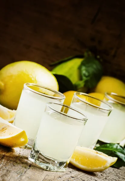 Традиционный самодельный лимонный ликёр — стоковое фото
