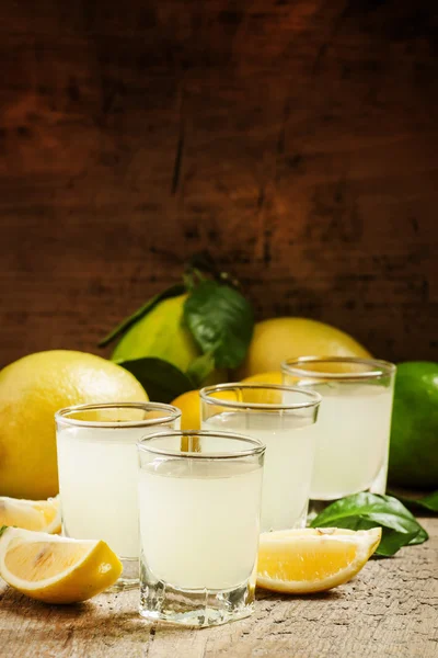 Traditional homemade lemon liqueur limoncello — Stockfoto