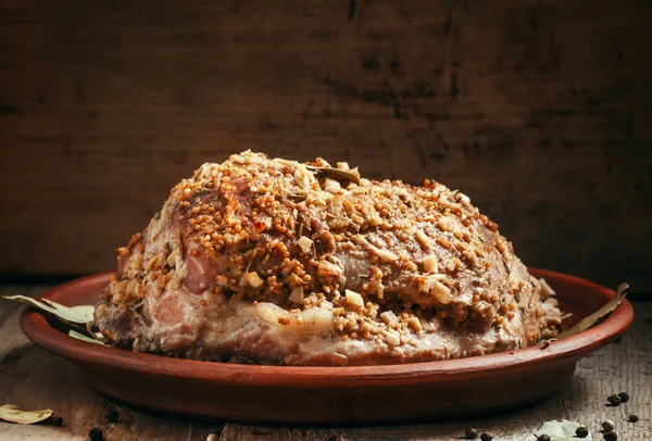 Delicioso cerdo de jamón al horno en una bandeja de barro — Foto de Stock