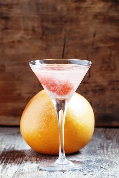 Coquetel rosa com toranja e refrigerante em um copo de martini — Fotografia de Stock