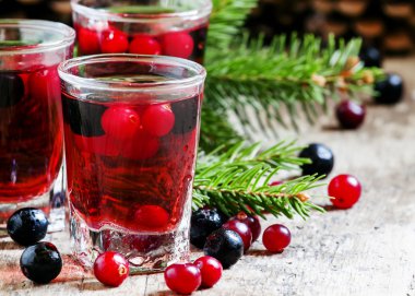 Kış içkiyle kızılcık, cowberries ve siyah chokeberries