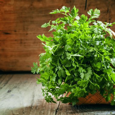 Yeşil düz yaprak maydanoz hasır sepet içinde demet 