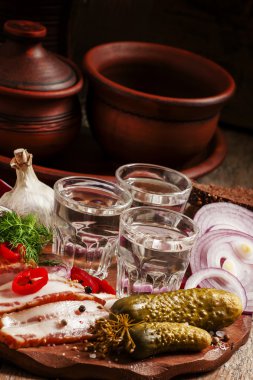 Votka baharatlı kırmızı soğan, pastırma ve biber ile