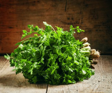 yeşil yassı yaprak İtalyan maydanoz demet  