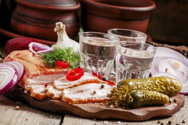 Votka baharatlı kırmızı soğan, pastırma ve biber ile