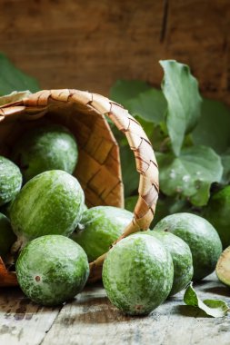 Feijoa meyve bir hasır sepet dışarı dökülür 