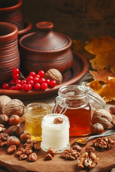 Three types of honey with walnuts and hazelnuts — 스톡 사진