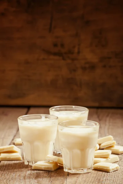 Mousse de chocolate branco em pequenas xícaras e pedaços de chocolate — Fotografia de Stock