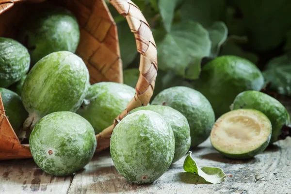 Feijoa meyve bir hasır sepet dışarı dökülür 