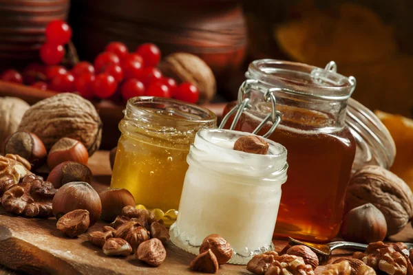 Three types of honey with walnuts and hazelnuts — 图库照片