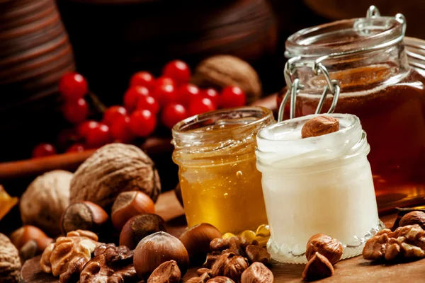 Three types of honey with walnuts and hazelnuts — Stock fotografie