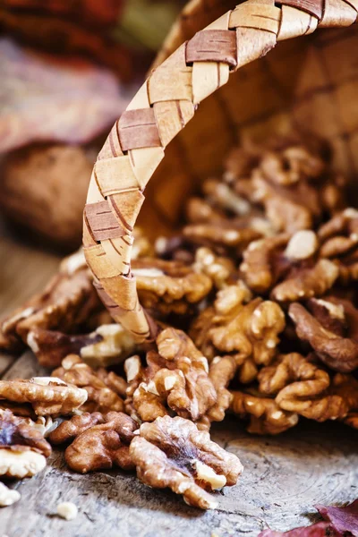 Свежие грецкие орехи из плетеной корзины — стоковое фото