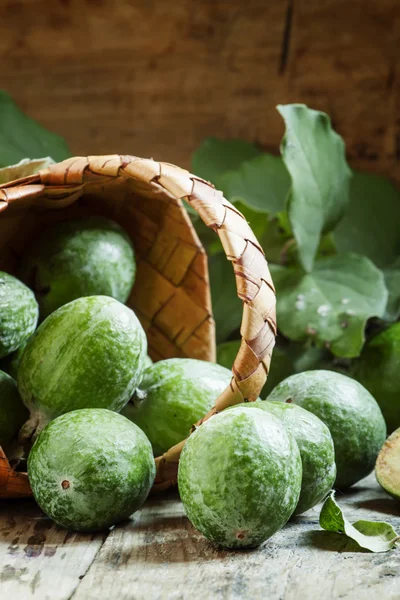 Frutos de feijoa derramados de uma cesta de vime — Fotografia de Stock