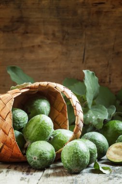 Feijoa meyve bir hasır sepet dışarı dökülür 