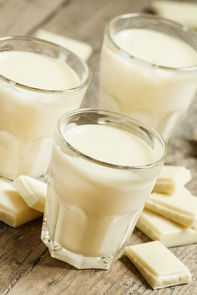 Witte chocolademousse in kleine koppen en stukjes chocolade — Stockfoto