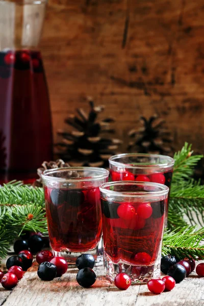 Kış içkiyle kızılcık, cowberries ve siyah chokeberries