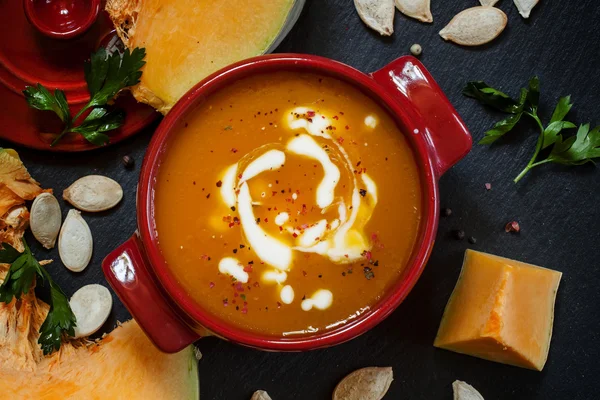Pumpkin soup with sour cream in a saucepan — 스톡 사진