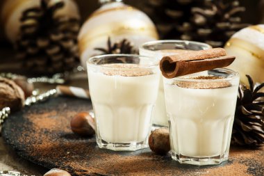 Süt, tarçın, rendelenmiş küçük hindistan cevizi yumurta likörü 