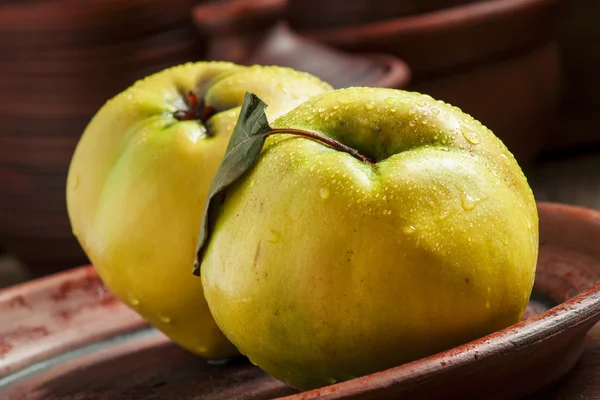 Ripe yellow quince fruits on a clay plate — Stock Photo, Image