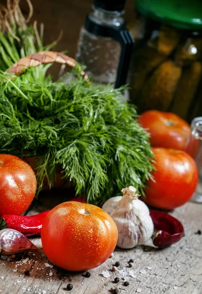 Förbereda för konservering tomater — Stockfoto