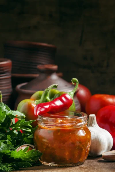 Traditionelle georgische Sauce mit scharfem Pfeffer — Stockfoto