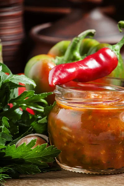 Traditionelle georgische Sauce mit scharfem Pfeffer — Stockfoto