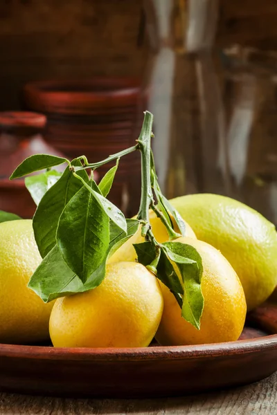 Τα φρέσκα λεμόνια με φύλλα — Φωτογραφία Αρχείου