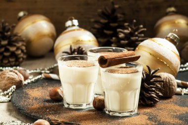 Süt, tarçın, rendelenmiş küçük hindistan cevizi yumurta likörü 