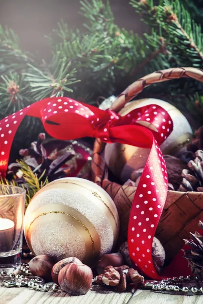 Новорічна або різдвяна композиція з плетеним кошиком — стокове фото