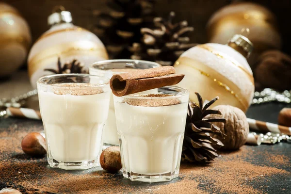 Tej, fahéjjal, reszelt szerecsendió eggnog — Stock Fotó