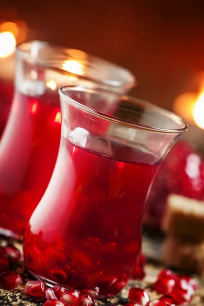 Bevanda calda rossa festiva con melograno — Foto Stock