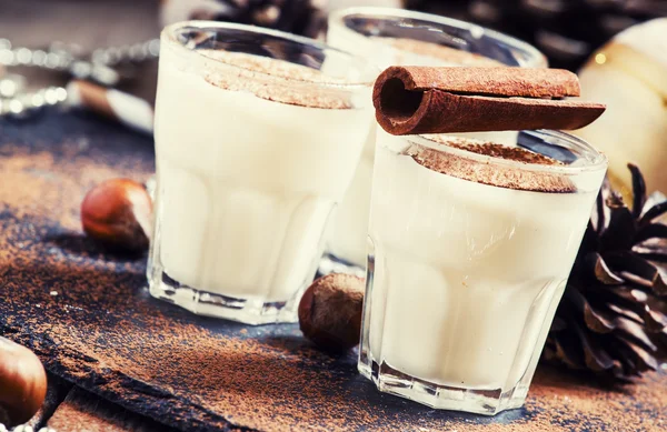 Eierlikör mit Milch, Zimt, geriebener Muskatnuss — Stockfoto