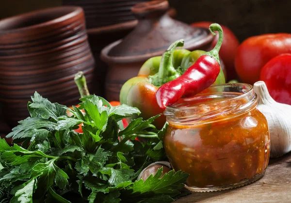 Traditionelle georgische Sauce mit scharfem Pfeffer — Stockfoto